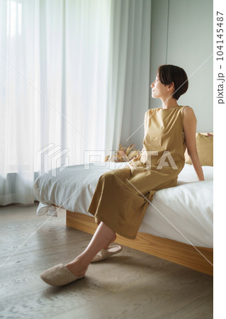 シンプルモダンな寝室 104145487