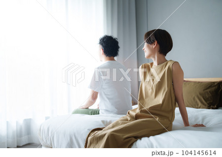 シンプルモダンな寝室_夫婦 104145614