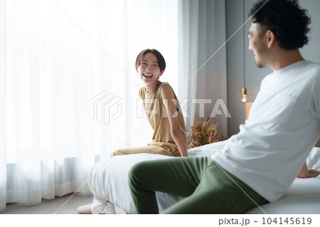 シンプルモダンな寝室_夫婦 104145619