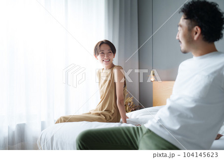 シンプルモダンな寝室_夫婦 104145623
