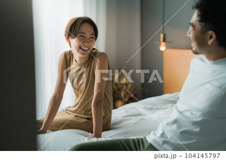 シンプルモダンな寝室_夫婦 104145797