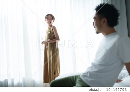 シンプルモダンな寝室_夫婦 104145798