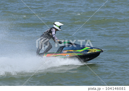 水しぶきを上げ走る水上バイク　ジェットスキー　マリンレジャー 104146081