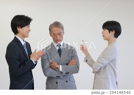 相手を考えずに話す人_すぐに落ち込む人_文句を付けたがる人_様々なビジネスパーソン_1 104146548