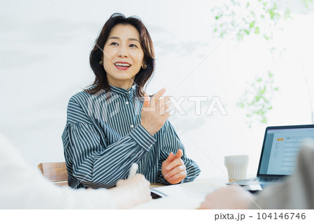 50代女性 ビジネスシーン 50代女性 ビジネスシーン 104146746