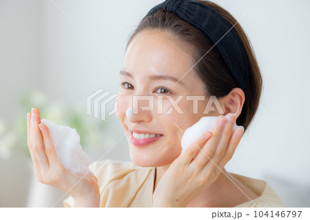 洗顔する女性 洗顔する女性 104146797