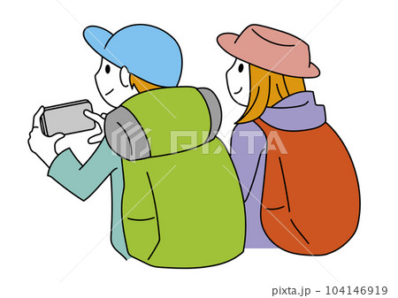 スマホで撮影する登山者　若い男女 104146919