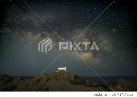千葉県南房総市 野島崎灯台のベンチと天の川 千葉県南房総市 野島崎灯台のベンチと天の川 104147018