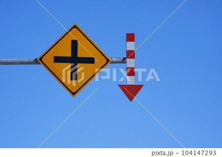 矢羽根と十字路の道路標識　北海道　 104147293