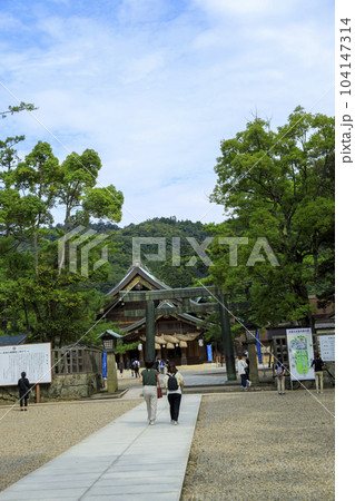 出雲大社拝殿に続く石畳の参道と銅鳥居 104147314