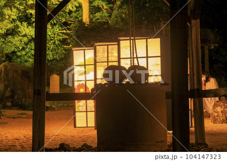 松江水燈路　武家屋敷の井戸と灯篭　横 104147323