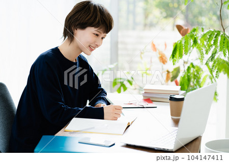 在宅勤務をする若い女性 104147411