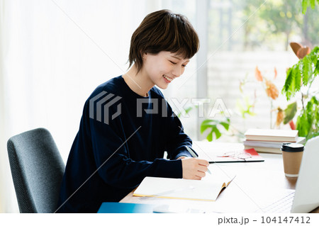 在宅勤務をする若い女性 104147412