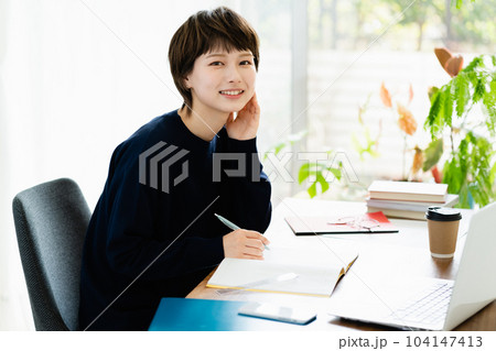 在宅勤務をする若い女性 104147413