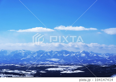 扇ヶ原展望台から冬の十勝平野と日高山脈 北海道 扇ヶ原展望台から冬の十勝平野と日高山脈 北海道 104147414