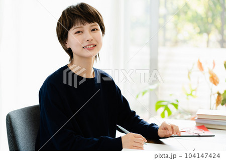 自宅で勉強をする若い女性 104147424