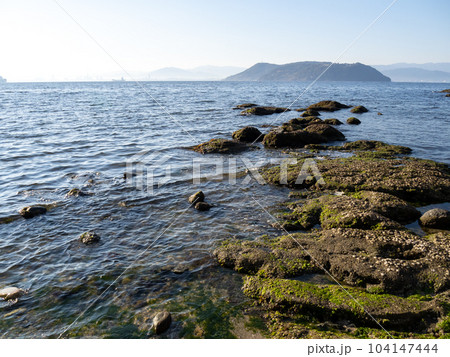 志賀島南部の朝の海岸と博多湾の風景。 104147444
