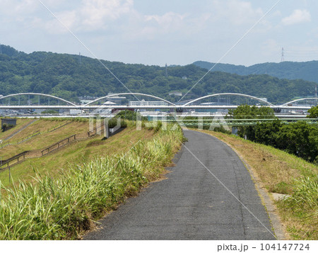 陽炎が立ち上る河川沿いの夏景色 104147724
