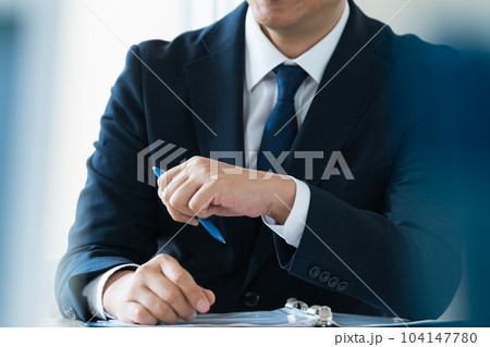ビジネス戦略を考えるビジネスマン 104147780