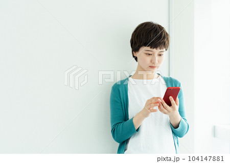 スマートフォンを操作する若い女性 104147881