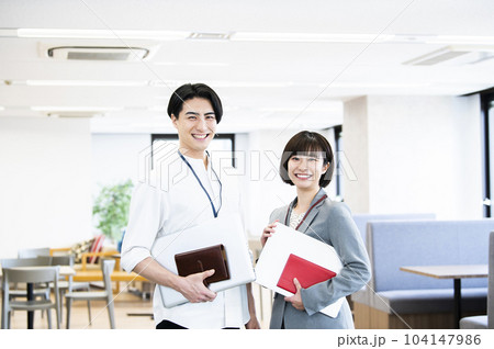 ビジネス　男女　カメラ目線　笑顔　ポートレート 104147986