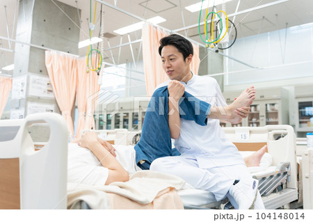 患者に施術する医者(リハビリ) 患者に施術する医者(リハビリ) 104148014