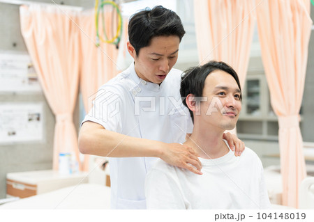 患者に施術する医者（リハビリ） 104148019