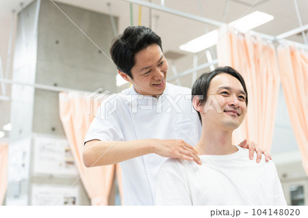 患者に施術する医者(リハビリ) 患者に施術する医者(リハビリ) 104148020