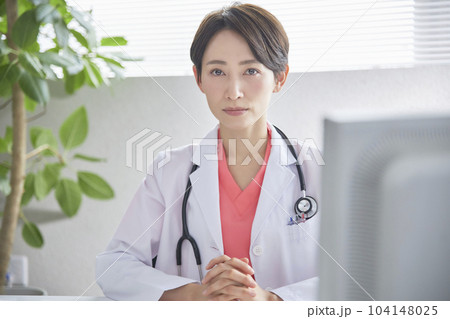 オンライン診療をする女性医師 104148025
