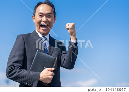 健康で活力あふれるミドルのビジネスマン 104148047
