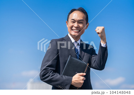 健康で活力あふれるミドルのビジネスマン 104148048