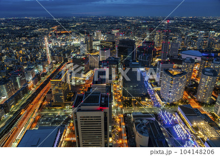 【神奈川県】ビジネス街の夜景が美しい横浜の街並み 104148206