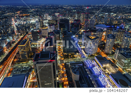 【神奈川県】ビジネス街の夜景が美しい横浜の街並み 104148207