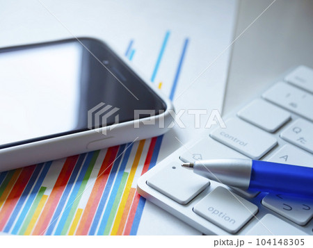 テーブルに置かれたグラフ、キーボードとスマートフォン テーブルに置かれたグラフ、キーボードとスマートフォン 104148305