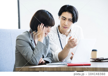 ビジネス　男女　トラブル　問題　困る 104148360