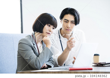 ビジネス　男女　トラブル　問題　困る 104148362