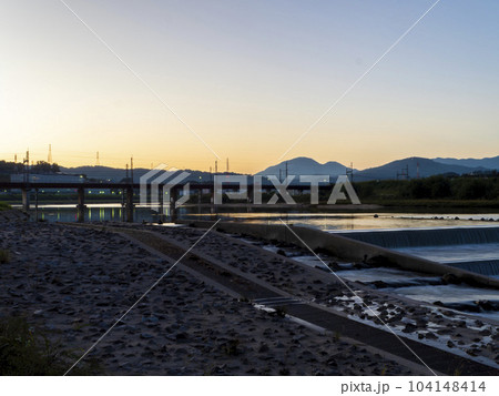 朝焼けの空と河川沿いの風景 朝焼けの空と河川沿いの風景 104148414