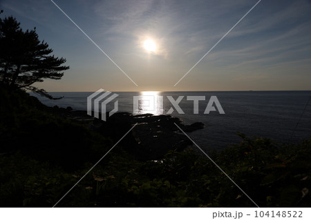 夕暮れ時の千畳敷海岸 104148522