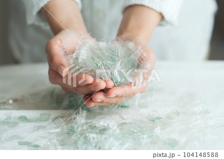 プラスチックのかけらを持つ手元写真 プラスチックのかけらを持つ手元写真 104148588