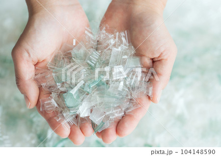 プラスチックのかけらを持つ手元写真 104148590