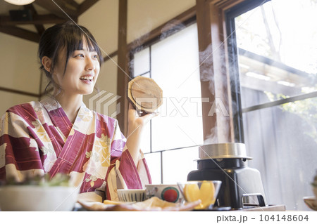 旅館朝食イメージ お釜で炊いた炊き立てご飯の湯気を見て喜ぶ若い女性 旅館朝食イメージ お釜で炊いた炊き立てご飯の湯気を見て喜ぶ若い女性 104148604