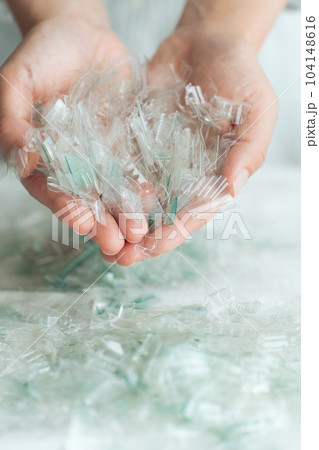 プラスチックのかけらを持つ手元写真 プラスチックのかけらを持つ手元写真 104148616