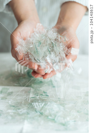 プラスチックのかけらを持つ手元写真 104148617