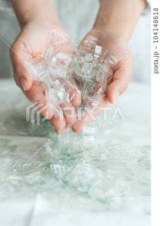 プラスチックのかけらを持つ手元写真 プラスチックのかけらを持つ手元写真 104148618