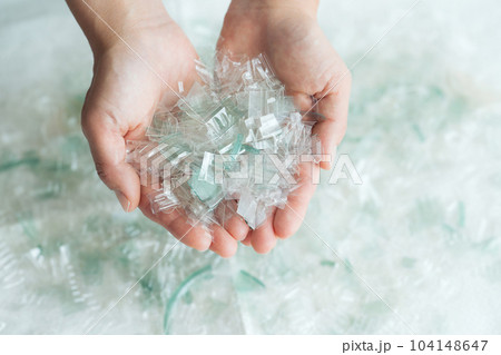 プラスチックのかけらを持つ手元写真 プラスチックのかけらを持つ手元写真 104148647