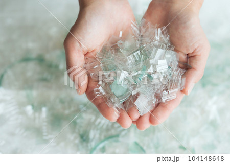 プラスチックのかけらを持つ手元写真 プラスチックのかけらを持つ手元写真 104148648