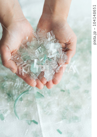 プラスチックのかけらを持つ手元写真 104148651