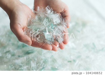 プラスチックのかけらを持つ手元写真 104148652