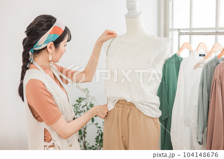 洋服をメジャーで採寸するファッション・アパレル・スタイリスト・ショップ店員・ファッションデザイナー 104148676