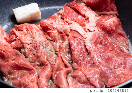 牛肉(ウデ薄切り)をフライパンで焼く調理シーン。 104148812
